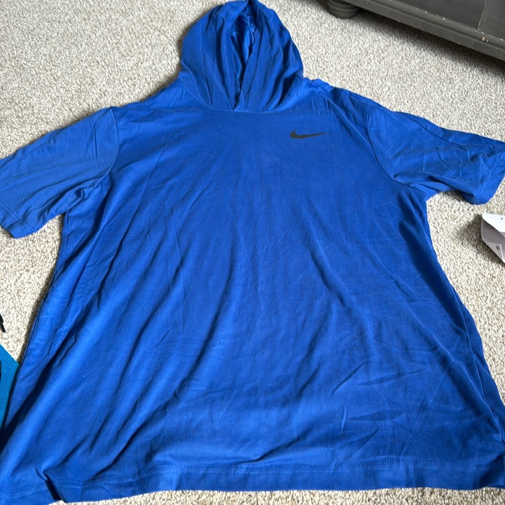 Men’s Nike short sleeve shirt with hood